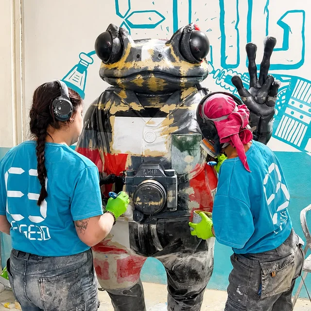 El equipo de Elige 3D pintando una figura en el taller